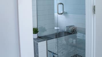 Douche, sĂšche-cheveux, serviettes fournies, savon