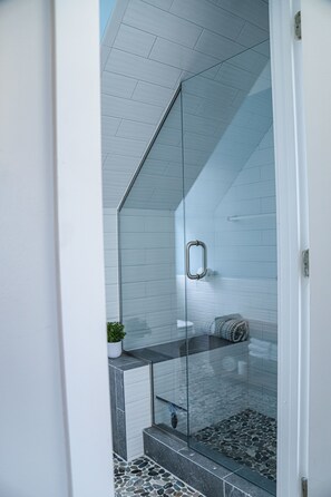 Douche, sèche-cheveux, serviettes fournies, savon