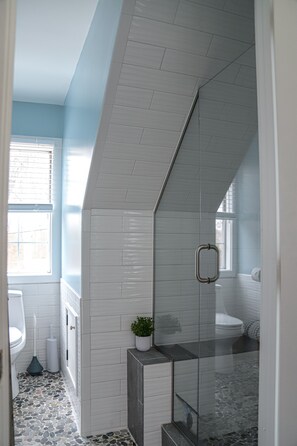 Dusch, hårtork, handdukar och tvål