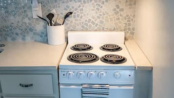 Micro-ondes, four, plaque de cuisson