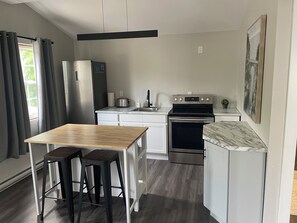 Fridge, microwave, oven, stovetop - Your perfect getaway: stunning views, prime location, 5-Star Amenities (St. John's)