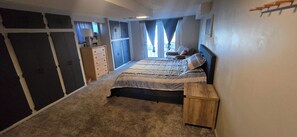 5 bedrooms, iron/ironing board, WiFi, bed sheets