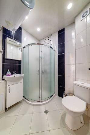 Een douche, gratis toiletartikelen, een haardroger, pantoffels
