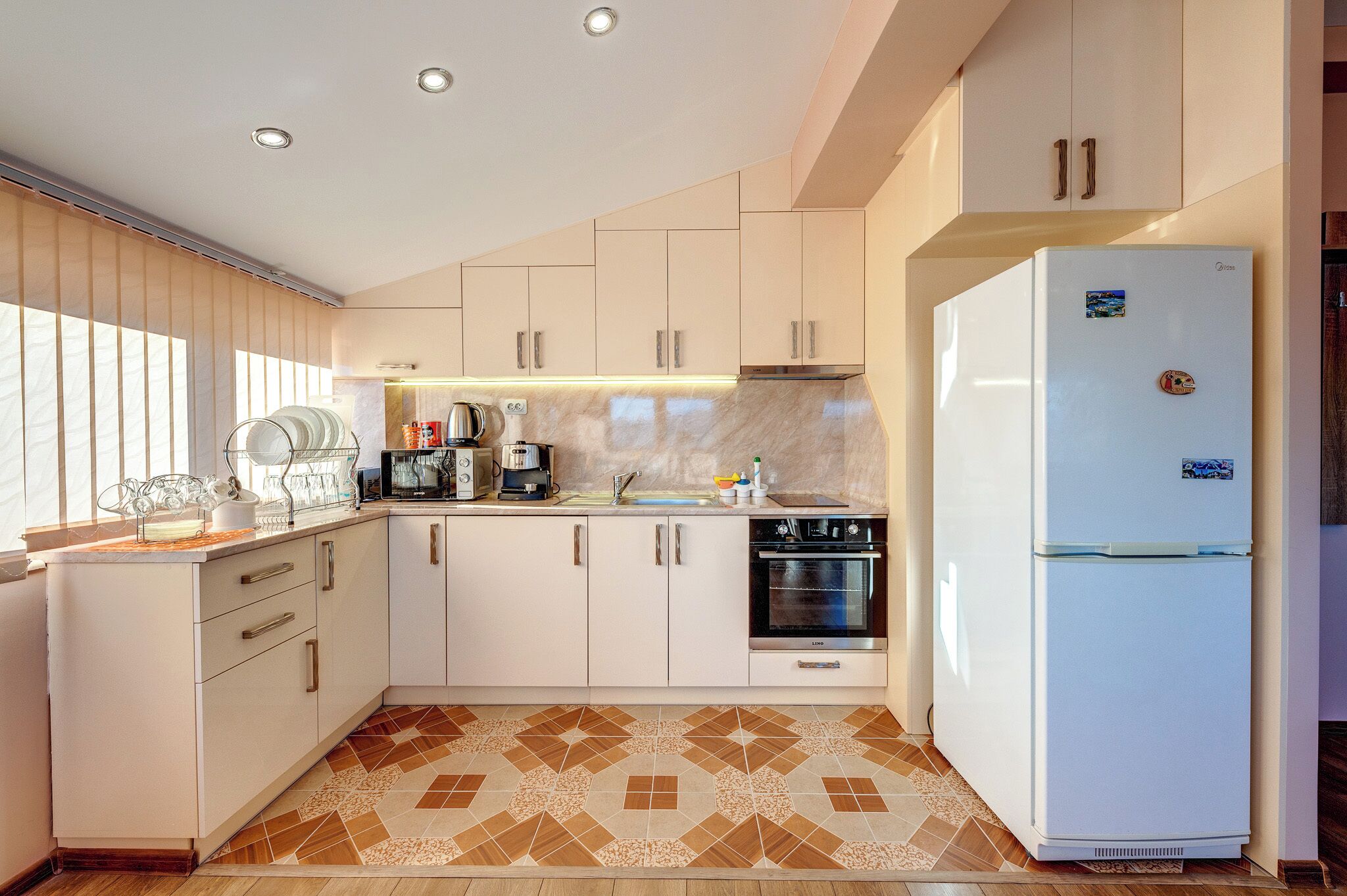 冰箱、微波炉、烤箱、炉灶