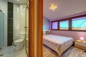 シャワー、バスアメニティ (無料)、ヘアドライヤー、スリッパ