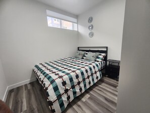 2 bedrooms, WiFi, bed sheets - Bright 2-Bed Furnished Legal Basement | Private Entry (Calgary)