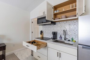 Jääkaappi, mikroaaltouuni, liesi, kahvin-/teenkeitin