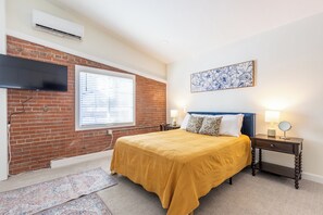 1 bedroom, iron/ironing board, travel cot, free WiFi - Monon Trail Lofts Luxury Studio With Hot Tub (Indianapolis)