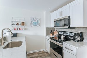 Microondas, horno, placa de cocina y lavavajillas