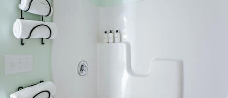 Dusche, Haartrockner, Handtücher, Seife