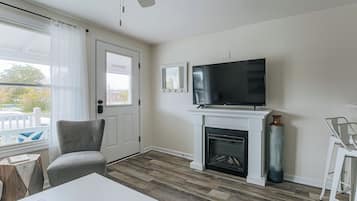 Een televisie en een open haard