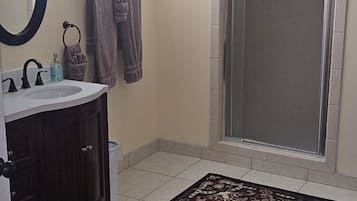 Suite – standard, balkong, parkutsikt | Bad | Dusj, hårføner, håndklær og såpe