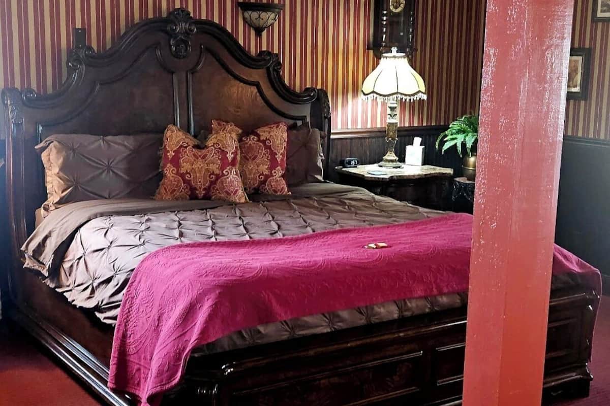 Standard Suite, Balcony, Park View | Iron/ironing board, free WiFi