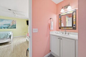 2 Schlafzimmer, Schreibtisch, Bügeleisen/Bügelbrett, WLAN