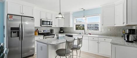 Jääkaappi, mikroaaltouuni, uuni, liesi