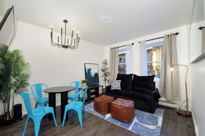Living area - Modern 3BR Stay in Midtown West (New York)