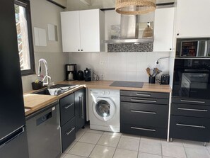 Kühlschrank, Geschirrspüler, Kochgeschirr/Geschirr/Besteck