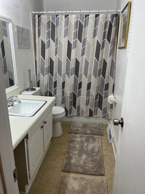 Serviettes fournies, papier toilette