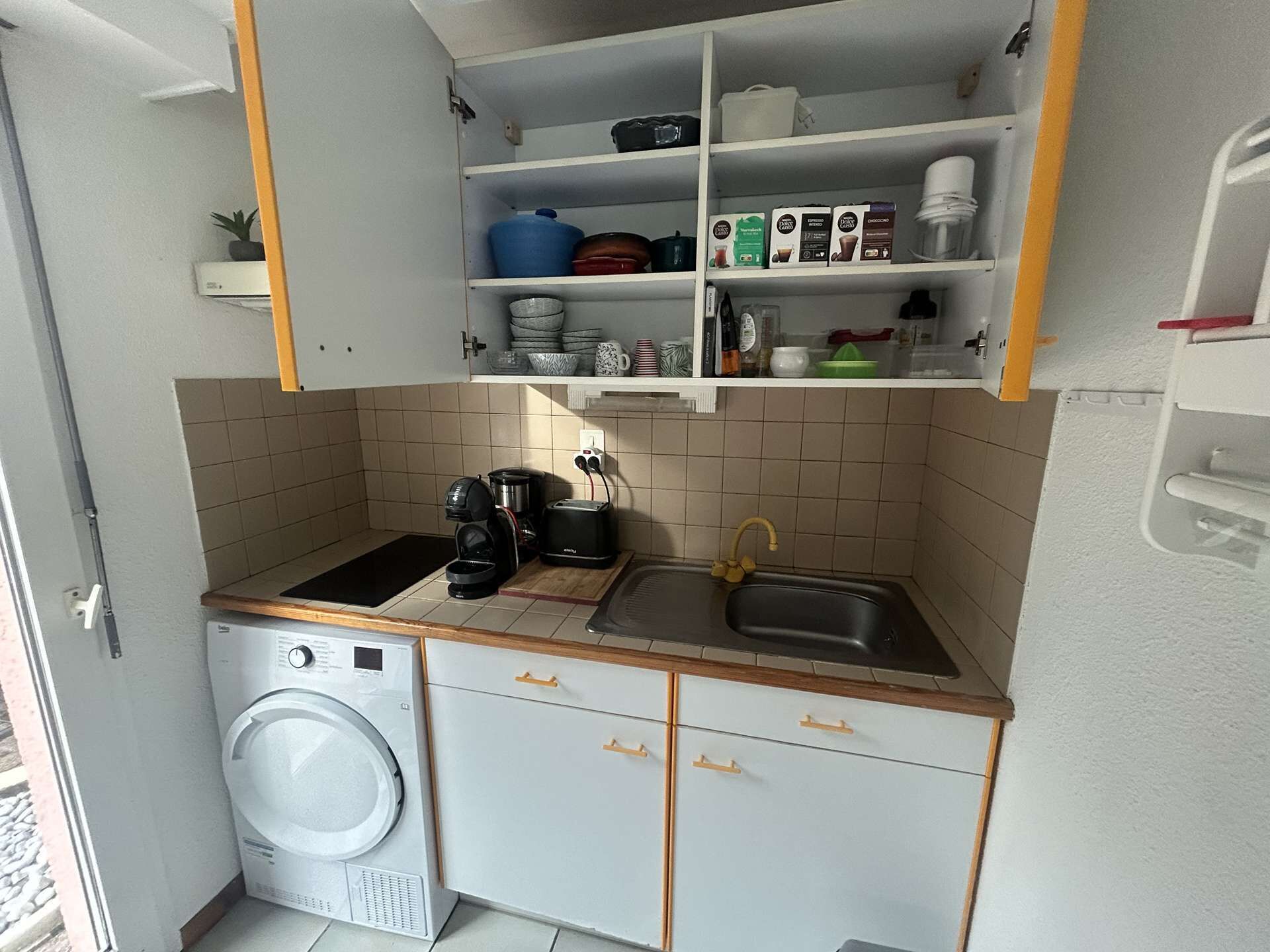 Réfrigérateur, micro-ondes, lave-vaisselle, grille-pain