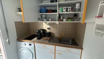 Réfrigérateur, micro-ondes, lave-vaisselle, grille-pain