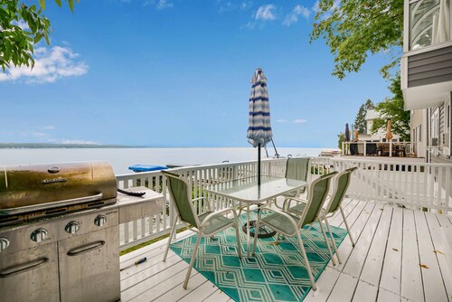 Sleeps 10 | Lakefront | Cayuga Wine Trail | Pet Friendly | Hot Tub