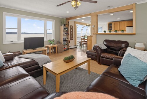 Lakefront | Pet Friendly | Hot Tub | FLX Wineries