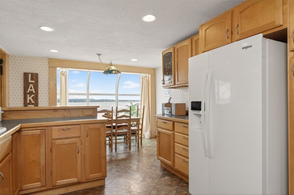 Fridge, microwave, oven, stovetop - Lakefront | Pet Friendly | Hot Tub | FLX Wineries (Seneca Falls)