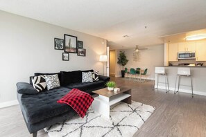 TV, offices - Glam Hollywood 2BR Pool, Views & Central Location (Los Angeles)
