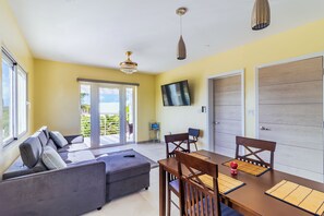 Smart TV - 2-bedroom apartment in awesome Providenciales with AC comfort (Providenciales)