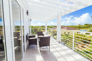 Terrace/patio - 2-bedroom apartment in awesome Providenciales with AC comfort (Providenciales)