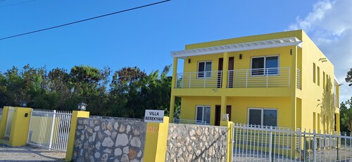 2-bedroom apartment in awesome Providenciales with AC comfort