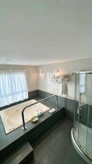 Deluxe Double Room, Balcony, Lake View | Bathroom | Combined shower/tub, free toiletries, hair dryer, towels - Hotel Marina del Faro Resort (Las Termas de Rio Hondo)