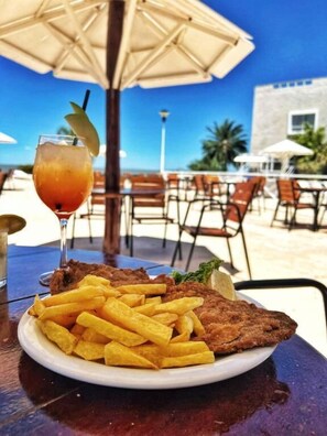 Outdoor dining - Hotel Marina del Faro Resort (Las Termas de Rio Hondo)