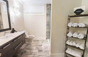 Dusche, Haartrockner, Handtücher, Seife