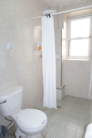 Shower, towels, soap, shampoo - Hotel Cataviento (Veracruz)