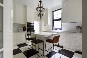 Fridge, microwave, oven, stovetop - Historic 1889 Victorian Estate (Trevallyn)