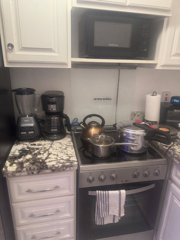 Private kitchen - Cozy 1-bedroom condo in beautiful Ocho Rios with AC (Ocho Rios)