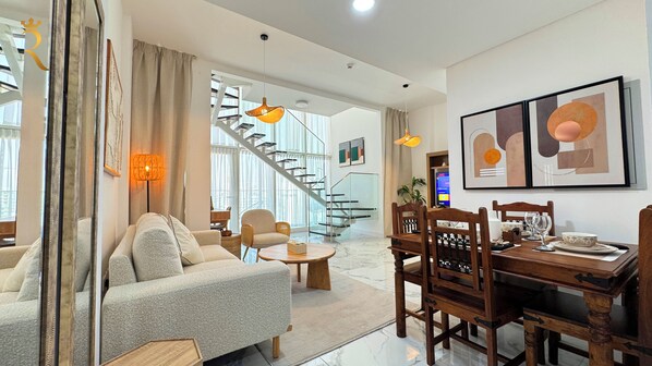 Apartment, 2 Bedrooms (606) | Living area