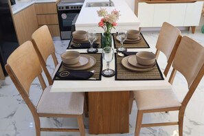 In-room dining - Masdar Oasis 2 Studios And Apartments By Rhh (Abu Dhabi)