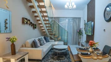 Apartment (G05) | Wohnbereich | 58-Zoll-Flachbildfernseher mit Kabelempfang