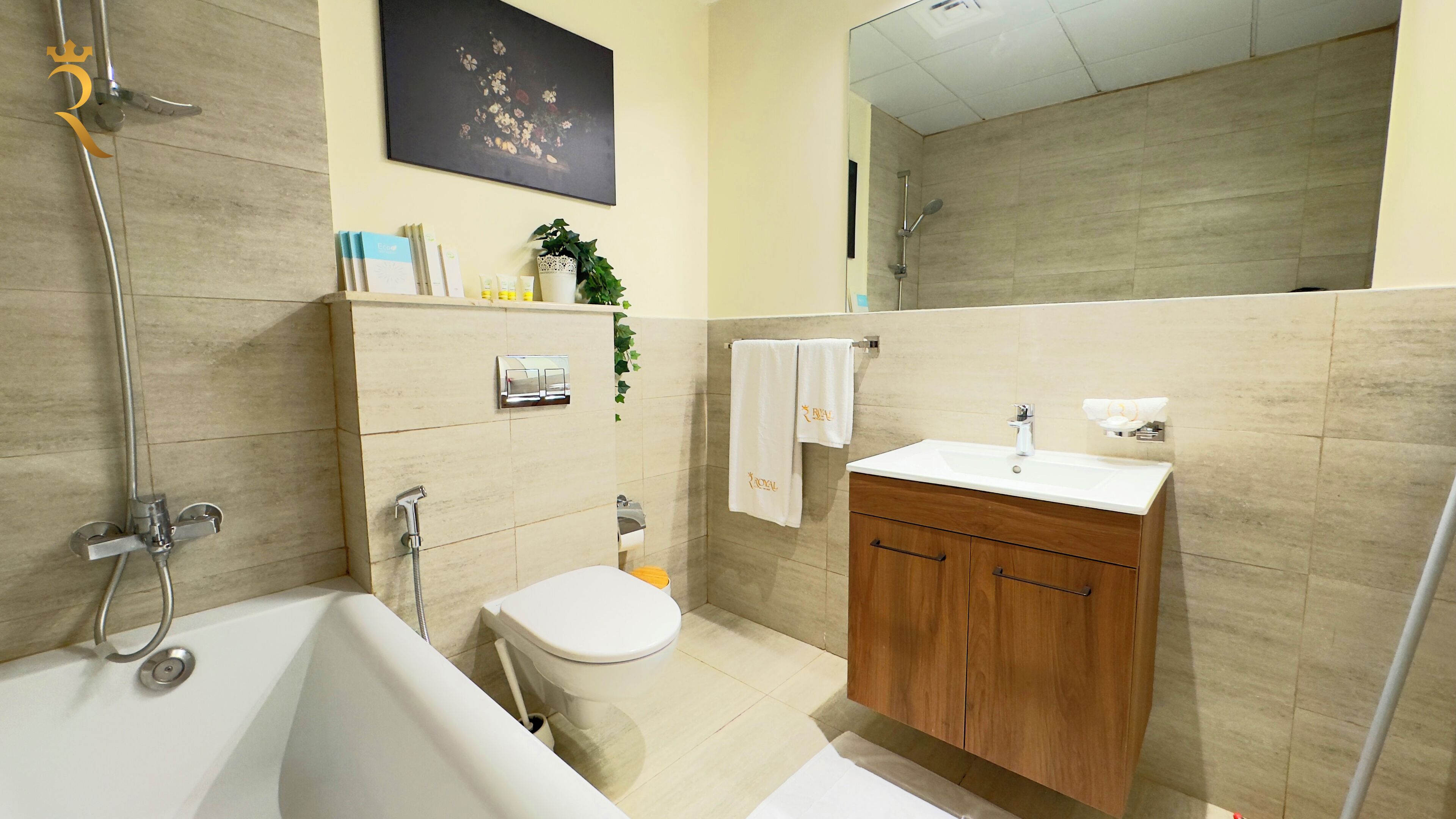 Une salle de bain moderne équipée d’une baignoire, de toilettes et d’un lavabo.