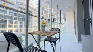 Balcony - Masdar Oasis 1 Modern Apartmenst By Rhh (Abu Dhabi)