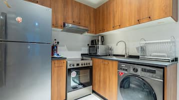 Apartment (G06) | Eigene Küche | Wasserkocher mit Kaffee-/Teezubehör, Esstisch