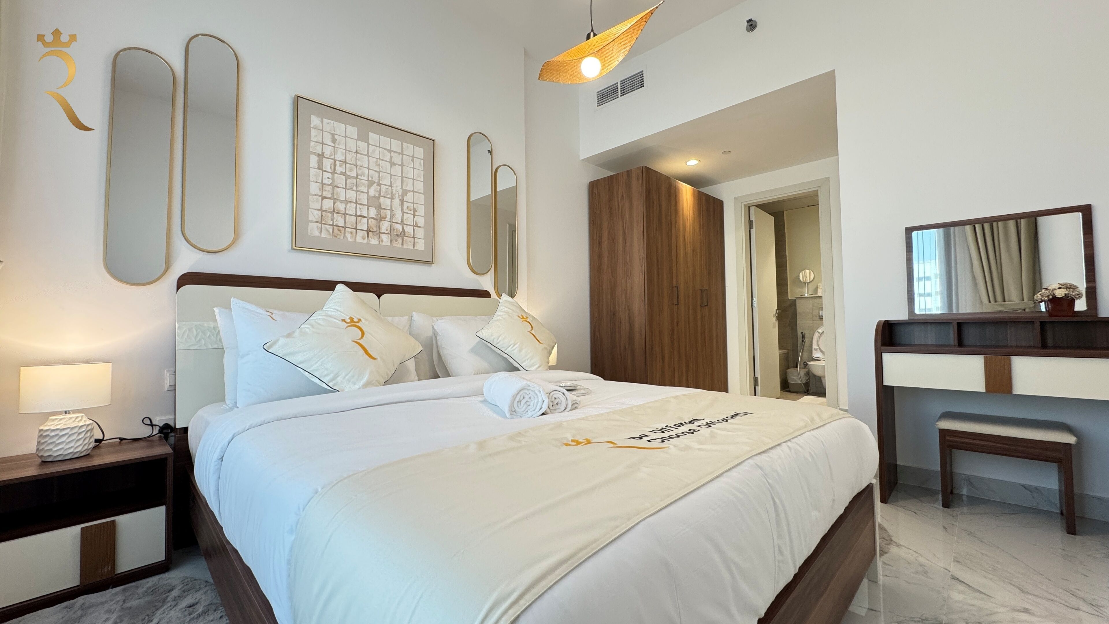 Tabla de planchar con plancha, wifi gratis y ropa de cama 