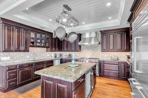 Fridge, microwave, oven, stovetop - Luxurious Home Located In Venetian Shores (Islamorada)