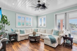 TV, video games, table football, books - Luxurious Home Located In Venetian Shores (Islamorada)