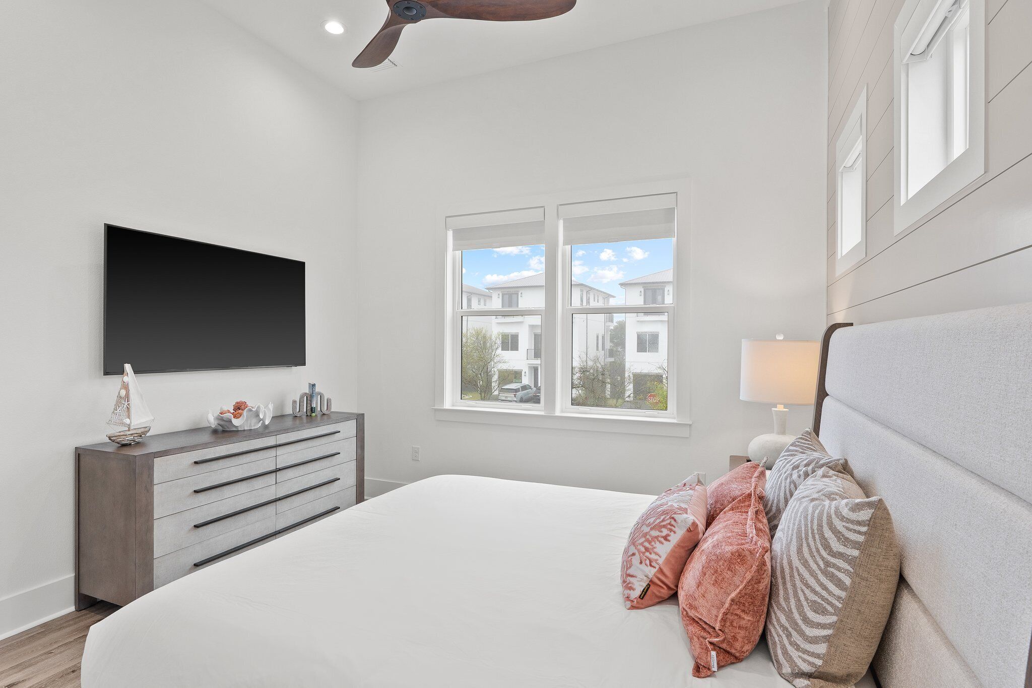 8 chambres, lit parapluie, Wi-Fi, draps fournis