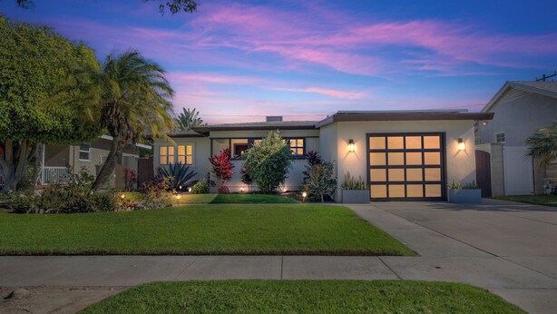 A modern two-story house with a well-maintained lawn, a garage, and a driveway. - Fabulous 2-bedroom house with Pool and spa in sunny Long Beach (Long Beach)
