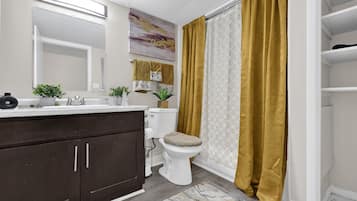 Secadora de cabello, jabón, papel de baño