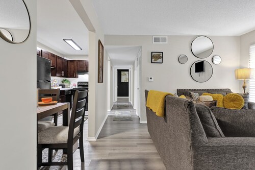 2-bedroom apartment in peaceful Birmingham with AC and fitness room